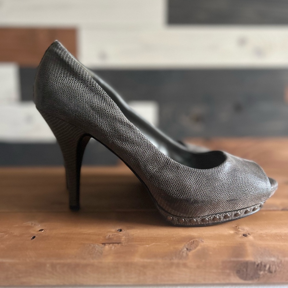 Tahari grey leather peep-toe heels